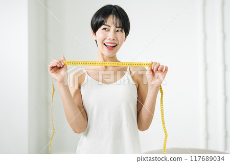 一個對捲尺感到滿意的女人 117689034