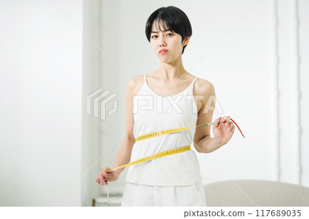 Women suffering from dieting 117689035