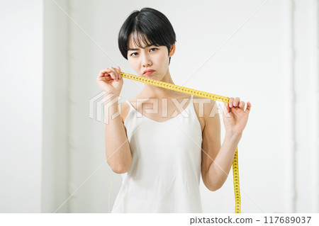 女性患有節食 女性患有節食 117689037
