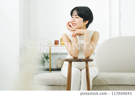 Young woman with short hair Young woman with short hair 117689043