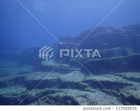 關東島東土栗島蔚藍大海中獨特的岩石區,被稱為水下遺跡的地形 關東島東土栗島蔚藍大海中獨特的岩石區,被稱為水下遺跡的地形 117689058