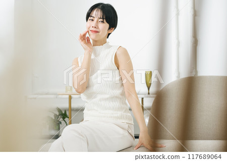 Young woman with short hair 117689064