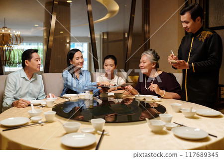 Waiter Taking Order From Family Waiter Taking Order From Family 117689345