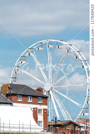 南威爾斯郊區遊樂園的古色古香的白色摩天輪和紅磚建築 117689420