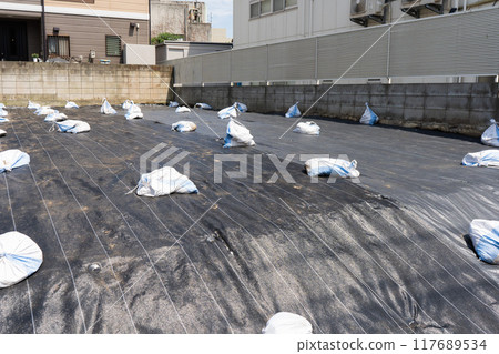 Covering vacant lots with weed-control sheets to prevent weeds Covering vacant lots with weed-control sheets to prevent weeds 117689534