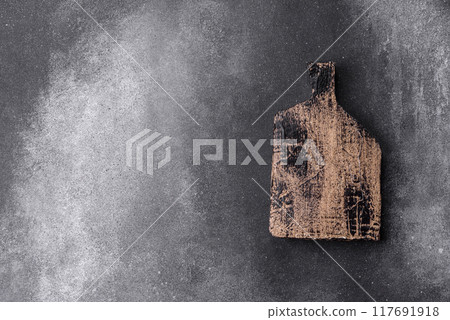 Empty wooden cutting board. Kitchen utensils 117691918