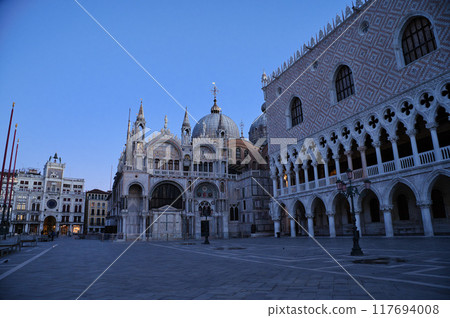 St. Mark's Square in Venice at dawn 117694008