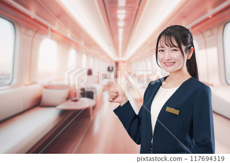 一名年輕女子在豪華列車上擔任空服員 117694319