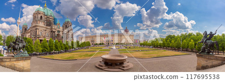 The square in front of the Dom Cathedral on Museum Island in Berlin. 117695538