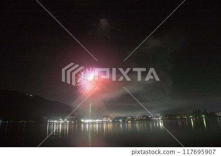 倒映在水面上的煙火 富士山和河口湖上空的煙火 117695907