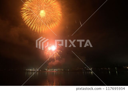 倒映在水面上的煙火 富士山和河口湖上空的煙火 117695934