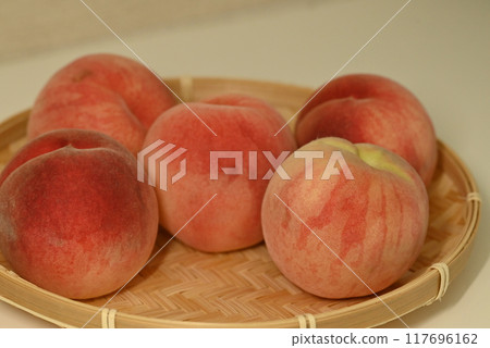 Juicy and juicy peaches Juicy and juicy peaches 117696162