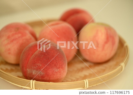 Juicy and juicy peaches Juicy and juicy peaches 117696175