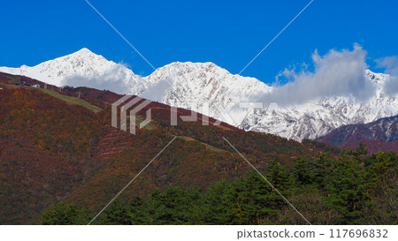 秋天的山脈和白雪皚皚的北阿爾卑斯山,長野屋白馬村 秋天的山脈和白雪皚皚的北阿爾卑斯山,長野屋白馬村 117696832