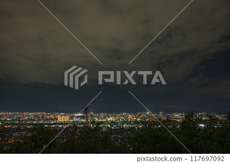 從日本岡山縣岡山市的山上看到的美麗煙火 117697092