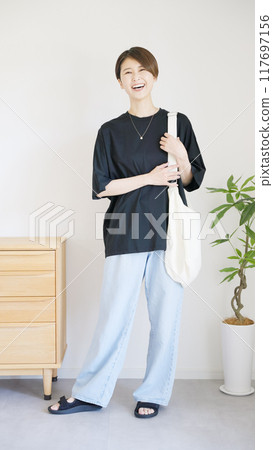 女夏裝時尚搭配全身(肖像) 女夏裝時尚搭配全身(肖像) 117697156