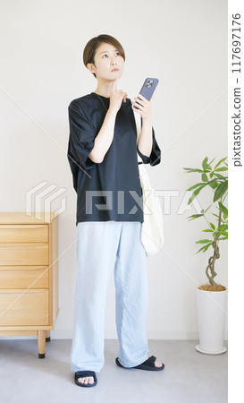 操作智慧型手機的女性全身 117697176