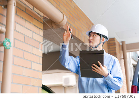 工作人員檢查設備 工作人員檢查設備 117697302