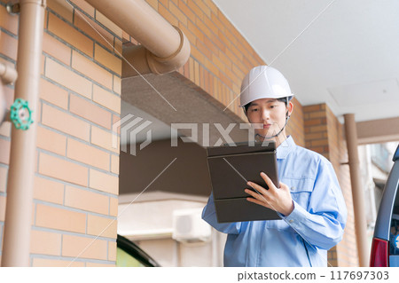 工作人員檢查設備 117697303