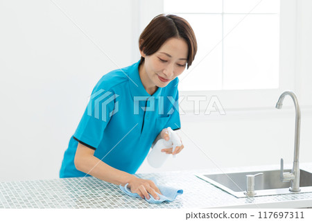 一位來自家事服務部門的女士正在打掃廚房 117697311