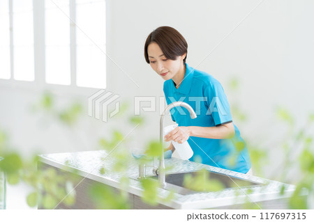 一位來自家事服務部門的女士正在打掃廚房 117697315