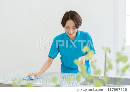 一位來自家事服務部門的女士正在打掃廚房 117697316