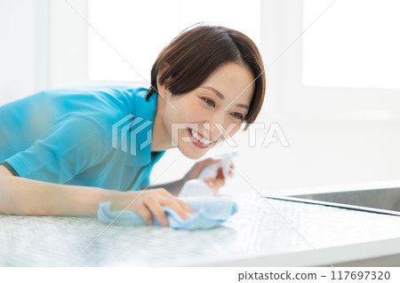 一位來自家事服務部門的女士正在打掃廚房 117697320