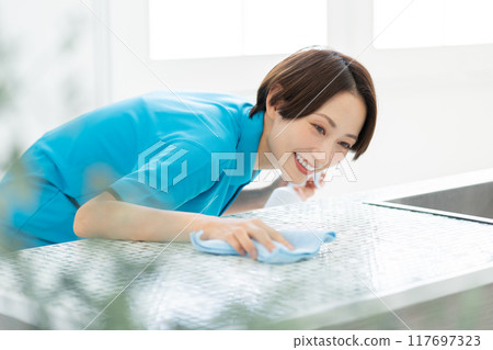 一位來自家事服務部門的女士正在打掃廚房 117697323