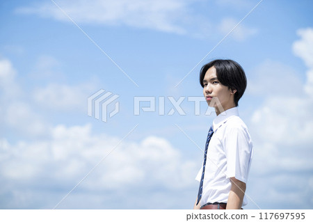 Male junior high school student, high school student, blue sky background, portrait 117697595