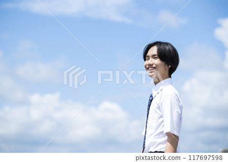 男國中生高中生藍天背景肖像 117697598