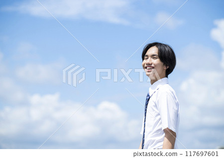 Male junior high school student, high school student, blue sky background, portrait 117697601