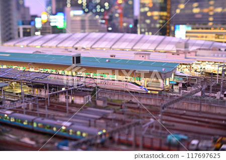 A strange sight at Tokyo Station, photographed with an ultra-wide-angle and tilt lens! 117697625