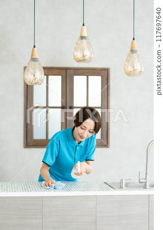 一位來自家事服務部門的女士正在打掃廚房 一位來自家事服務部門的女士正在打掃廚房 117697640