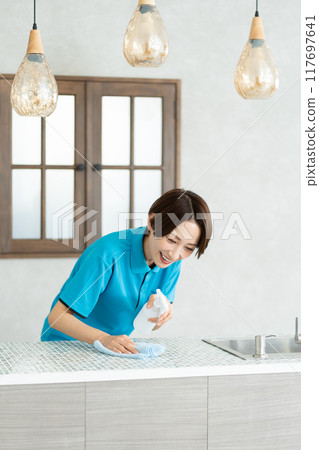 一位來自家事服務部門的女士正在打掃廚房 一位來自家事服務部門的女士正在打掃廚房 117697641