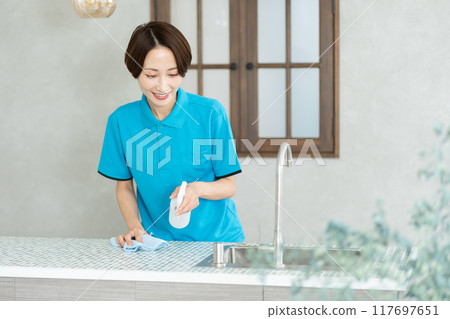 一位來自家事服務部門的女士正在打掃廚房 117697651