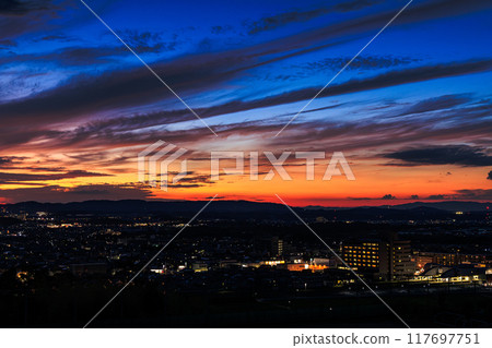 京都府最南端的木津川市城山台的夜景，山上的日落和深藍色的天空，俯瞰木津鎮。 117697751