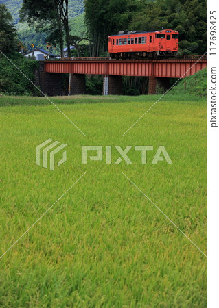 運行在山口線長門峽谷附近的木波47號普通列車 117698425