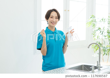 一位來自家事服務部門的女士正在打掃廚房 117698587