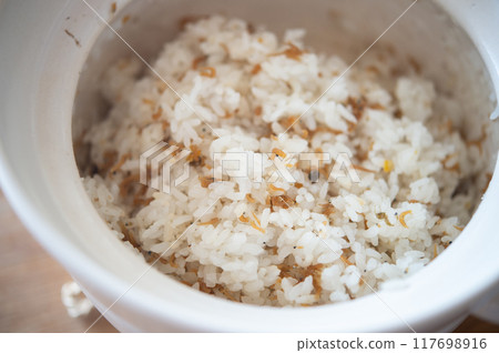 Earthenware pot rice ~Chirimen Sansho~ 117698916