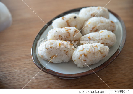 Earthenware pot rice ~ Dried chirimen and Japanese pepper rice ball ~ Earthenware pot rice ~ Dried chirimen and Japanese pepper rice ball ~ 117699065