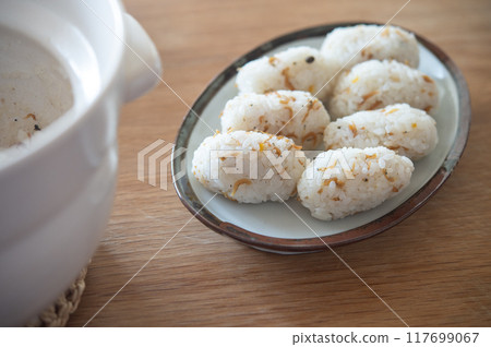 Earthenware pot rice ~ Dried chirimen and Japanese pepper rice ball ~ Earthenware pot rice ~ Dried chirimen and Japanese pepper rice ball ~ 117699067