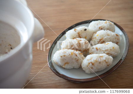 Earthenware pot rice ~ Dried chirimen and Japanese pepper rice ball ~ 117699068
