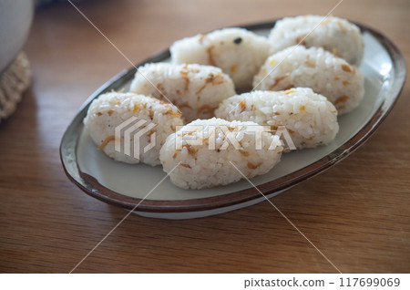 Earthenware pot rice ~ Dried chirimen and Japanese pepper rice ball ~ 117699069