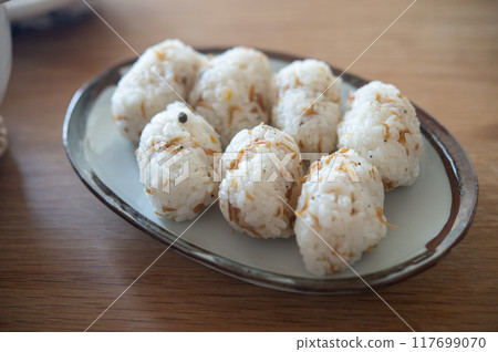 Earthenware pot rice ~ Dried chirimen and Japanese pepper rice ball ~ 117699070
