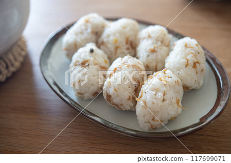 Earthenware pot rice ~ Dried chirimen and Japanese pepper rice ball ~ Earthenware pot rice ~ Dried chirimen and Japanese pepper rice ball ~ 117699071