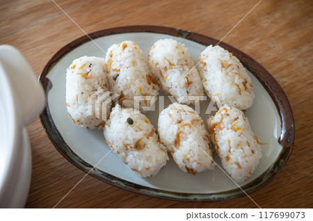 Earthenware pot rice ~ Dried chirimen and Japanese pepper rice ball ~ 117699073