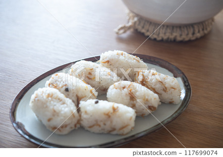 Earthenware pot rice ~ Dried chirimen and Japanese pepper rice ball ~ Earthenware pot rice ~ Dried chirimen and Japanese pepper rice ball ~ 117699074