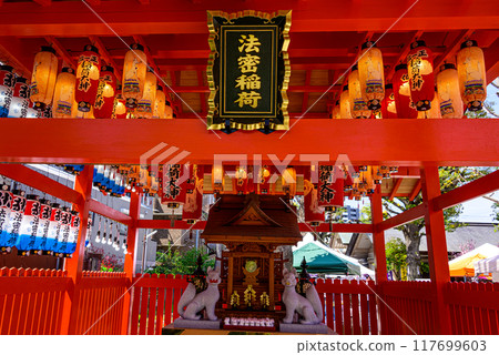 被燈籠包圍的稻荷神社 被燈籠包圍的稻荷神社 117699603