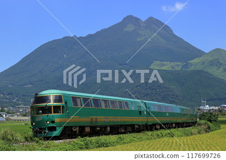 以由布山為背景，在久大本線行駛的由布院之森特急 117699726