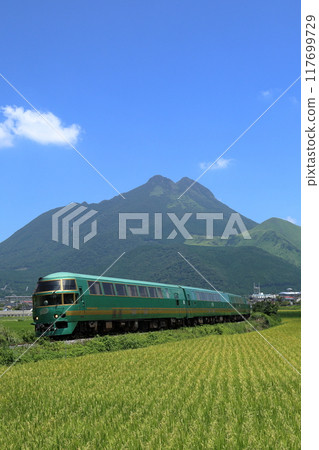 以由布山為背景，在久大本線行駛的由布院之森特急 117699729